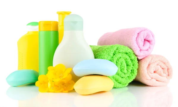 Cosmetici per bambini, asciugamani e sapone, isolati su bianco — Foto Stock