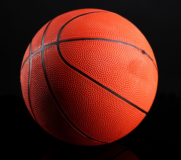 баскетбол на черном фоне