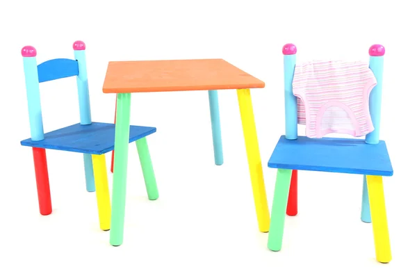 Mesa pequena e colorida e cadeiras para crianças pequenas isoladas em branco — Fotografia de Stock