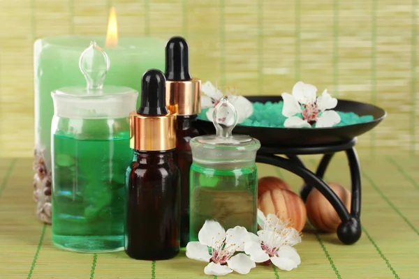 Composición del spa con aceites aromáticos en primer plano de la mesa — Foto de Stock