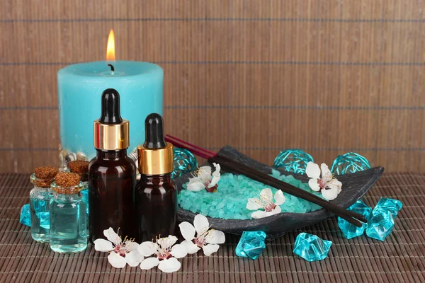 Composição de spa com óleos de aroma em close-up de mesa — Fotografia de Stock
