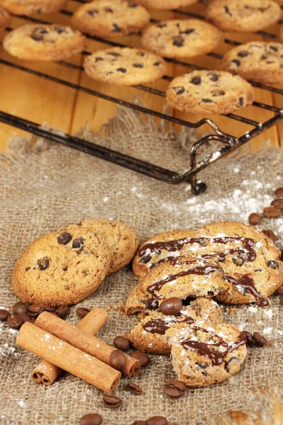 Шоколадное печенье на выпечке — стоковое фото