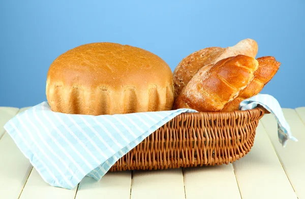 Samenstelling met brood en broodjes op houten tafel, op een achtergrond met kleur — Stockfoto