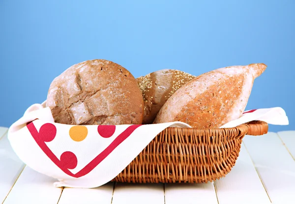 Composizione con pane e panini su tavola di legno, su sfondo a colori — Foto Stock
