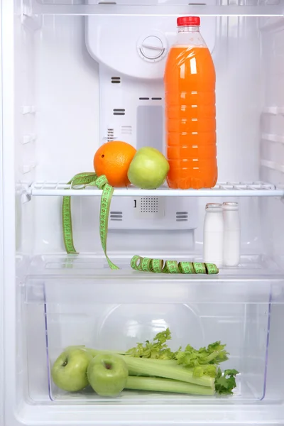 ダイエット食品で冷蔵庫を開く — ストック写真