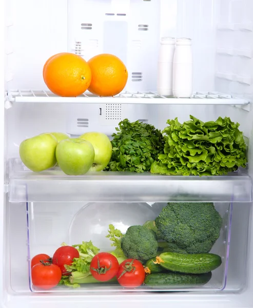 Frigorífico aberto com comida vegetariana — Fotografia de Stock