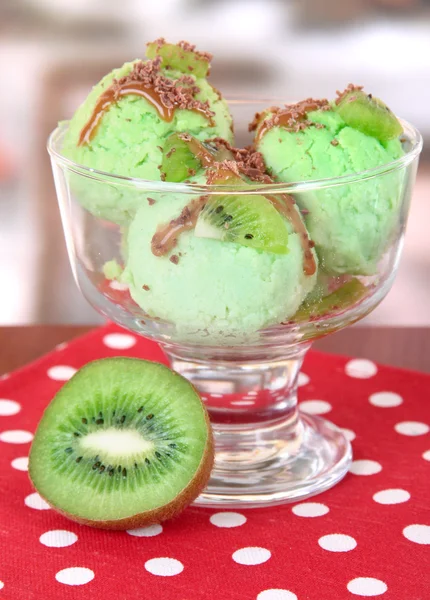 Leckeres Eis auf dem Tisch im Café — Stockfoto