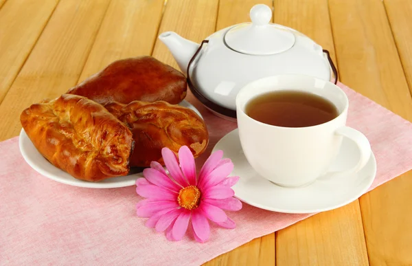 Körsbärspaj med te på bordet närbild — Stockfoto