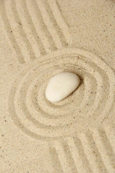 Дзен сад с рейковым песком и круглым камнем близко — стоковое фото