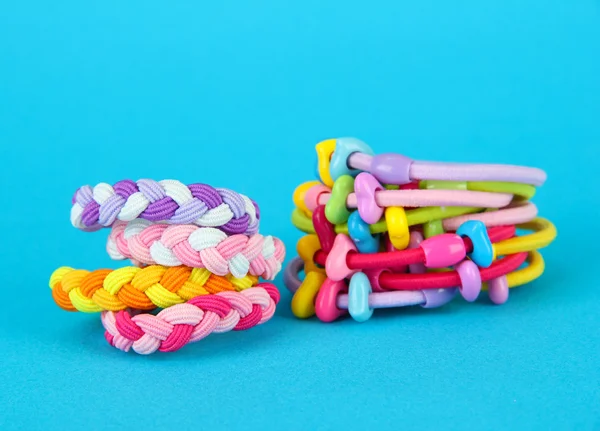 Scrunchies sobre un fondo azul — Foto de Stock