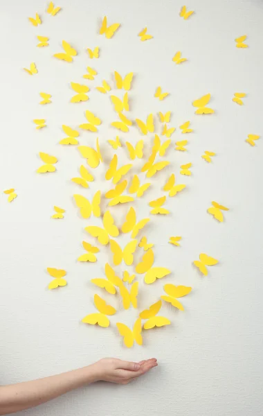 Паперові жовті метелики літають на стіні в різних напрямках — стокове фото