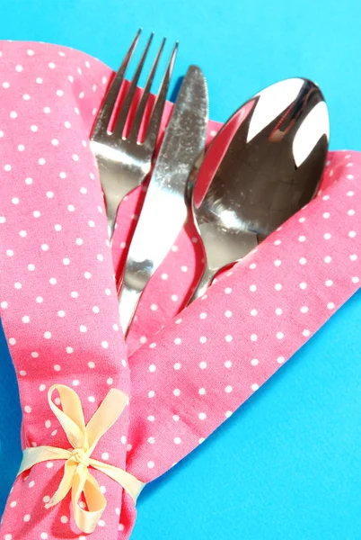 Tenedor, cuchara, cuchillo en servilleta sobre fondo brillante —  Fotos de Stock