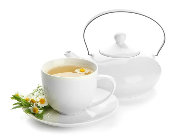 Taza y tetera de té de hierbas con manzanillas silvestres y menta, aislado en blanco —  Fotos de Stock