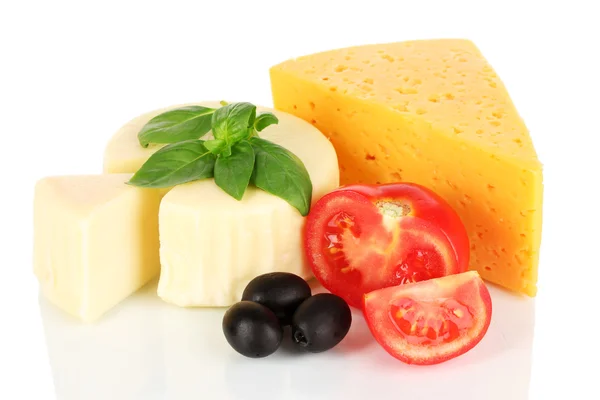 Sýrem, bazalkou a zelenina izolovaných na bílém — Stock fotografie