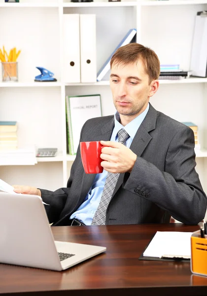 Ung affärsman på lunchrasten i office — Stockfoto