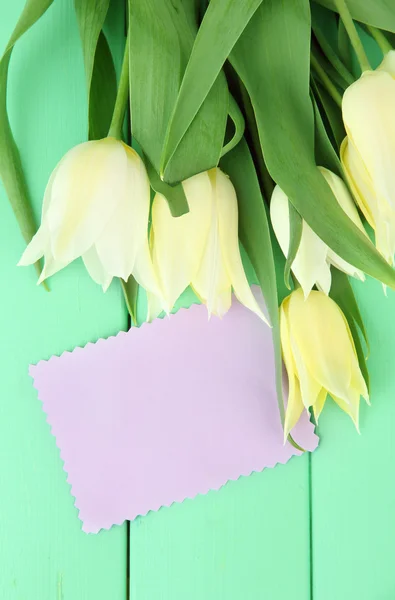 Bei tulipani bianchi su sfondo di legno a colori — Foto Stock