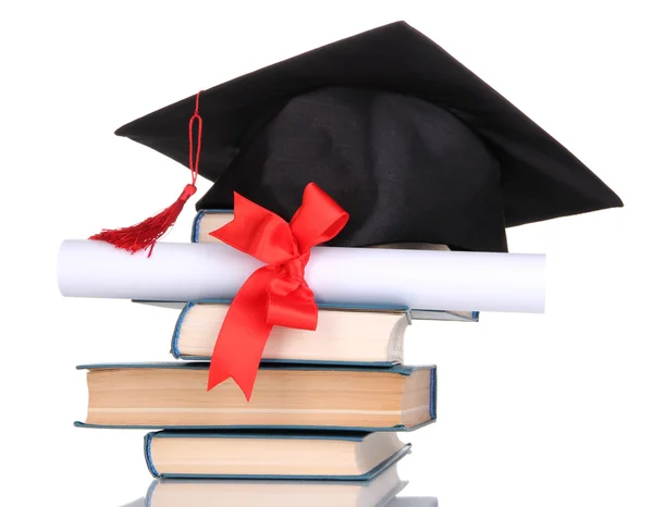 Grad kapelusz z dyplomem i książek na białym tle — Zdjęcie stockowe