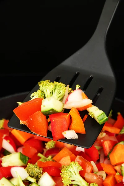 Vegetabiliska ragu i stekpanna, isolerade på svart — Stockfoto