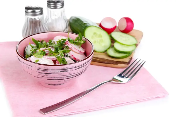 Salada de vitamina vegetal em tigela com ingredientes isolados em branco — Fotografia de Stock