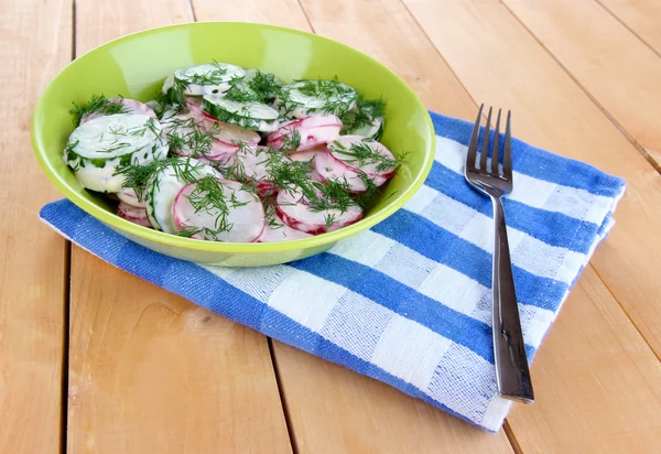 Vitamín zeleninový salát v misce na dřevěný stůl detail — Stock fotografie