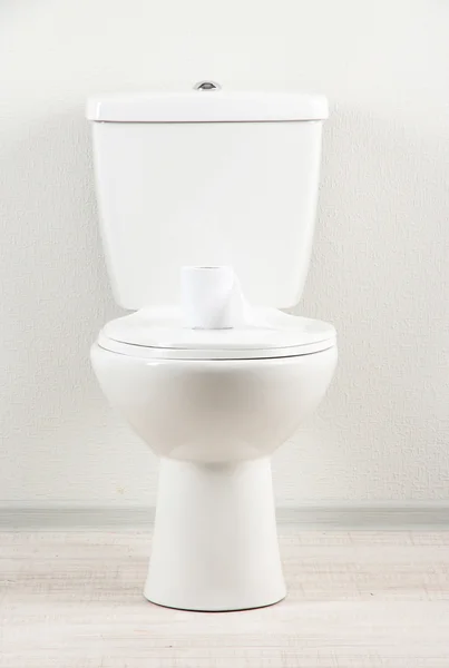 WC bianco con carta igienica in un bagno — Foto Stock