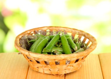 Yeşil bezelye sepeti doğa zemin üzerine ahşap tablo