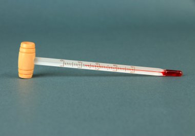 gri zemin üzerine şarap termometre