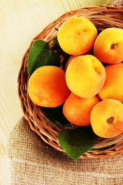 Kayısı hasır bardak üzerinde torbalama ahşap tablo üzerinde