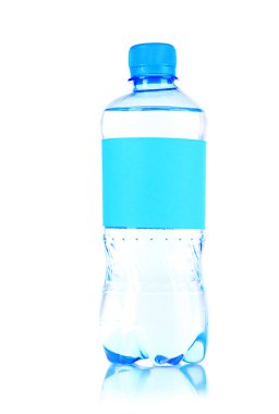 Beyaz üzerine izole edilmiş bir şişe su.