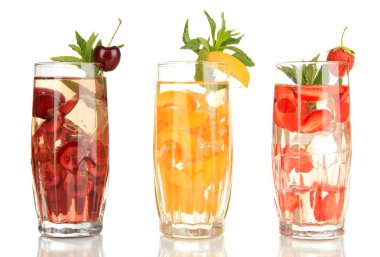 buz üzerinde beyaz izole meyve içecekler bardak