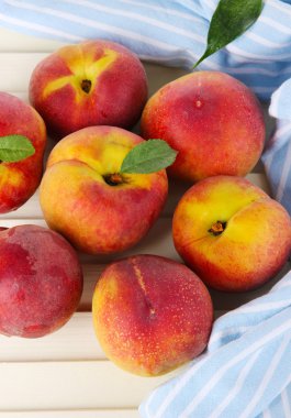 Şeftali üzerine peçete ahşap tablo