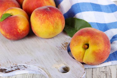 peçete ahşap zemin üzerinde tablo üzerinde kurulu şeftali