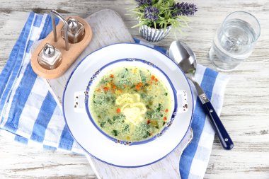 ahşap tahta masa üzerinde peçeteye tabakta çorba