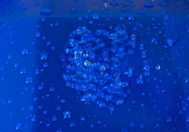 mavi plastik zemin üzerine su damlaları