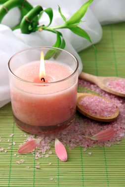 Bambu hasır üzerinde güzel mum