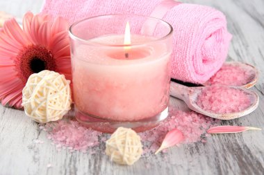 pembe mum ve çiçek ahşap zemin üzerine ile güzel spa ayarı