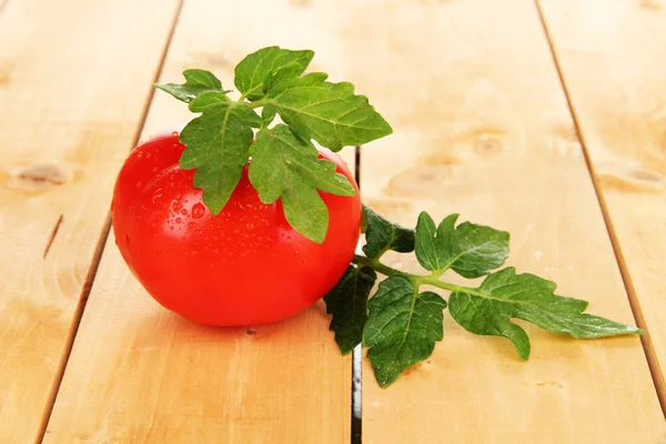 Čerstvá rajčata na dřevěný stůl detail — Stock fotografie