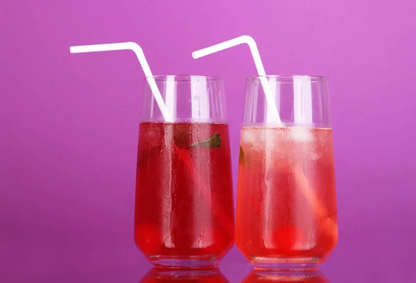 Due cocktail di ciliegie con ghiaccio su sfondo viola — Foto Stock