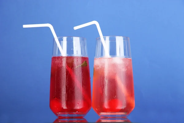 Дві вишневі коктейлі з льодом на синьому фоні — стокове фото