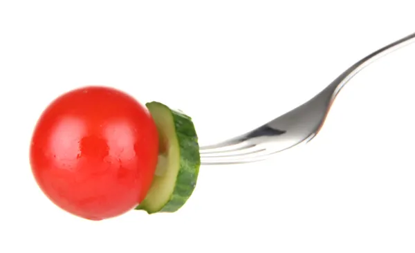 Kiraz domates ve salatalık dilim üzerinde beyaz izole çatal, yapıştırma — Stok fotoğraf