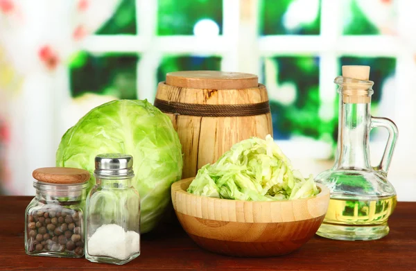 绿色卷心菜，油，切菜板上的香料，明亮的背景 — 图库照片