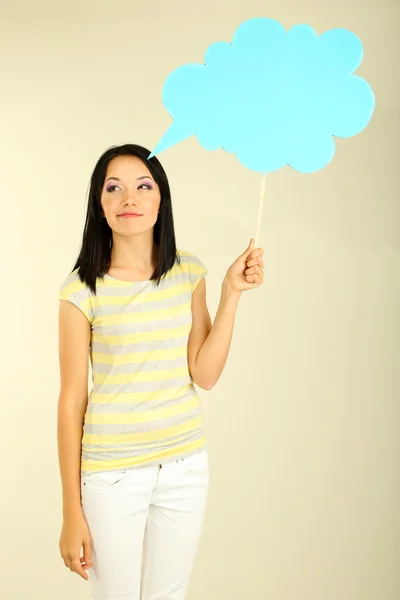 Pensamiento chica en burbuja al lado de ella sobre fondo gris — Foto de Stock