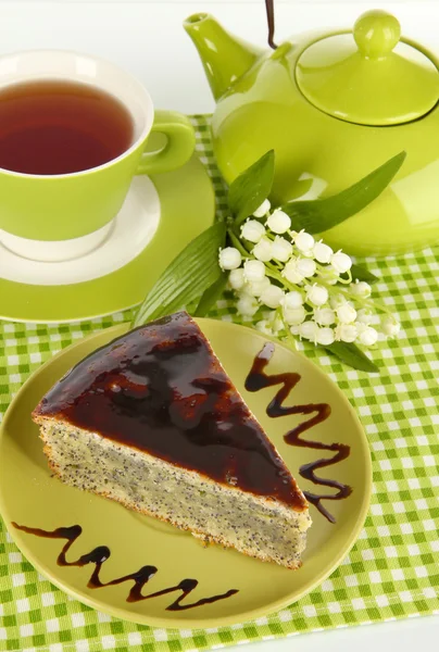 Läcker vallmo frön tårta med kopp te närbild — Stockfoto