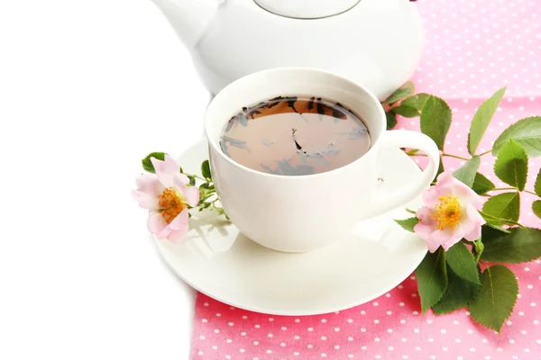 컵과 흰색 절연 엉덩이 장미 꽃과 허브 차 주전자 — 스톡 사진