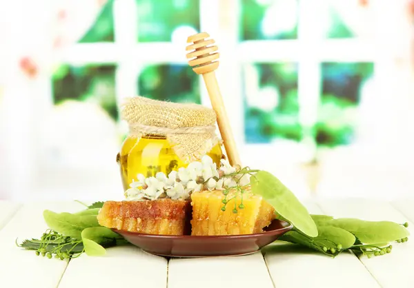 Pot met honing met bloemen van kalk, acacia op de houten tafel kleur op lichte achtergrond — Stockfoto