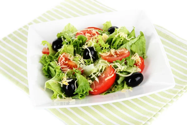 Salade légère sur assiette sur serviette isolée sur blanc — Photo