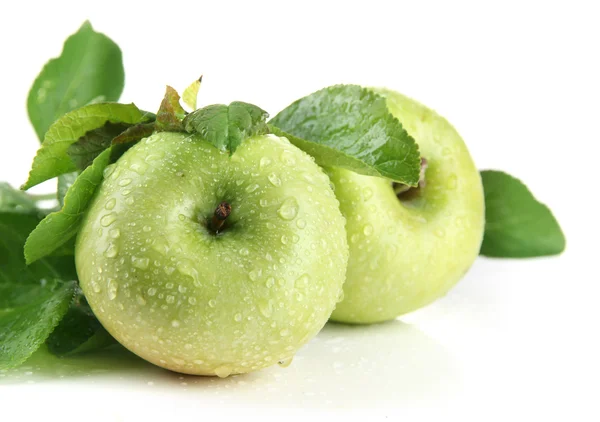 Pommes vertes juteuses aux feuilles, isolées sur blanc — Photo