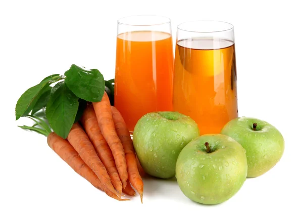 Vasos de jugo, manzanas y zanahorias, aislados sobre blanco —  Fotos de Stock