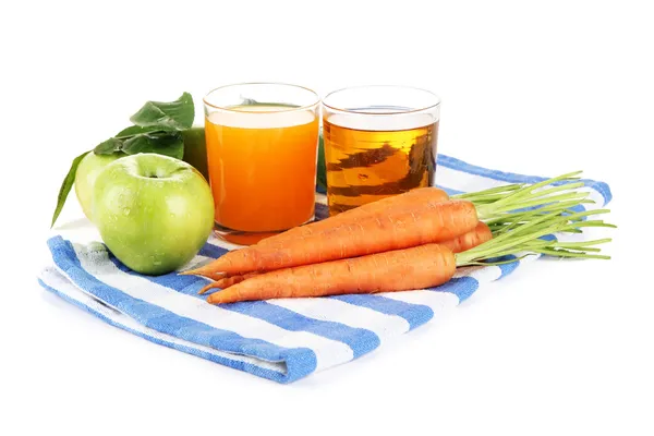 Bicchieri di succo, mele e carote, isolati su bianco — Foto Stock