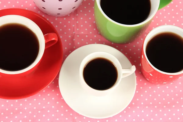 Xícaras de café em guardanapo rosa — Fotografia de Stock